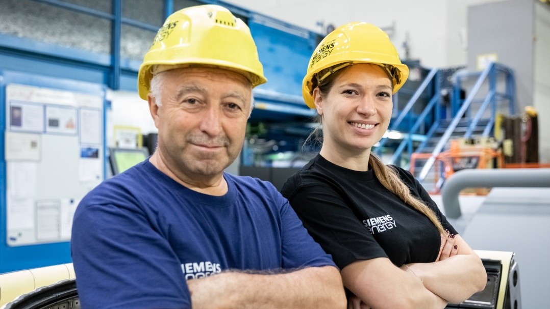 Male and female employees from Siemens Energy in a Berlin workshop